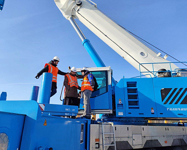 Related photo «‎THE PILOT OPERATION OF THE HALYCHANIN TRUCK CRANE ON THE CHASSIS OF OJSC 