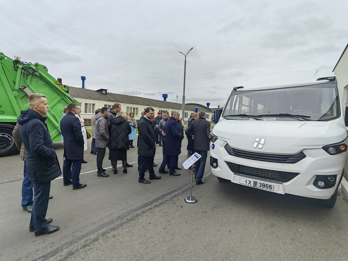 BUS NEMAN-420423-501 WAS PRESENTED TO THE TULA DELEGATION 